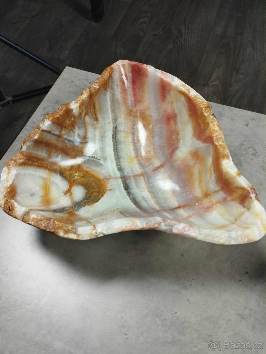 Červenohnědá miska z onyxu