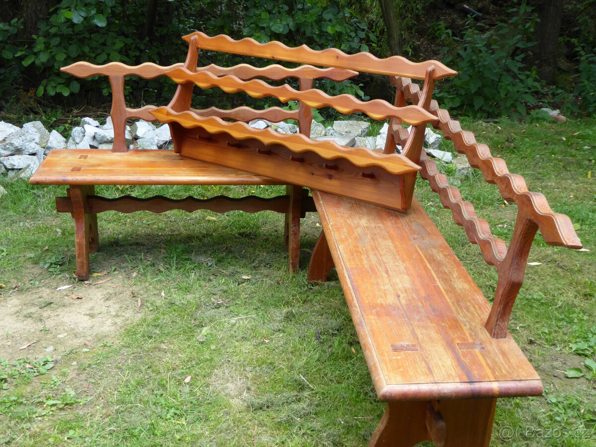 Selská modřínová chalupářská rohová lavice a police