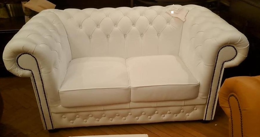 Nová bílá dvou sedačka Chesterfield