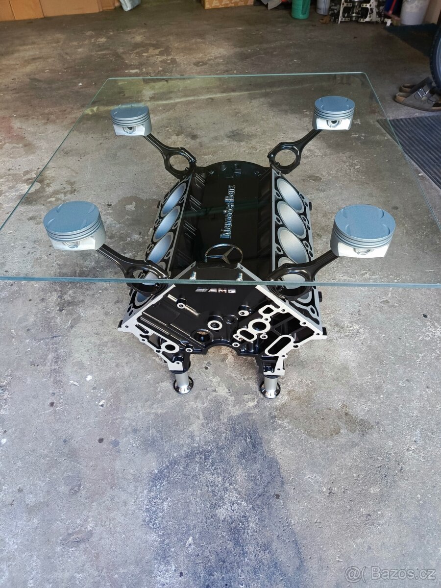 Konferenční stolek z bloku motoru V8 Mercedes Benz.