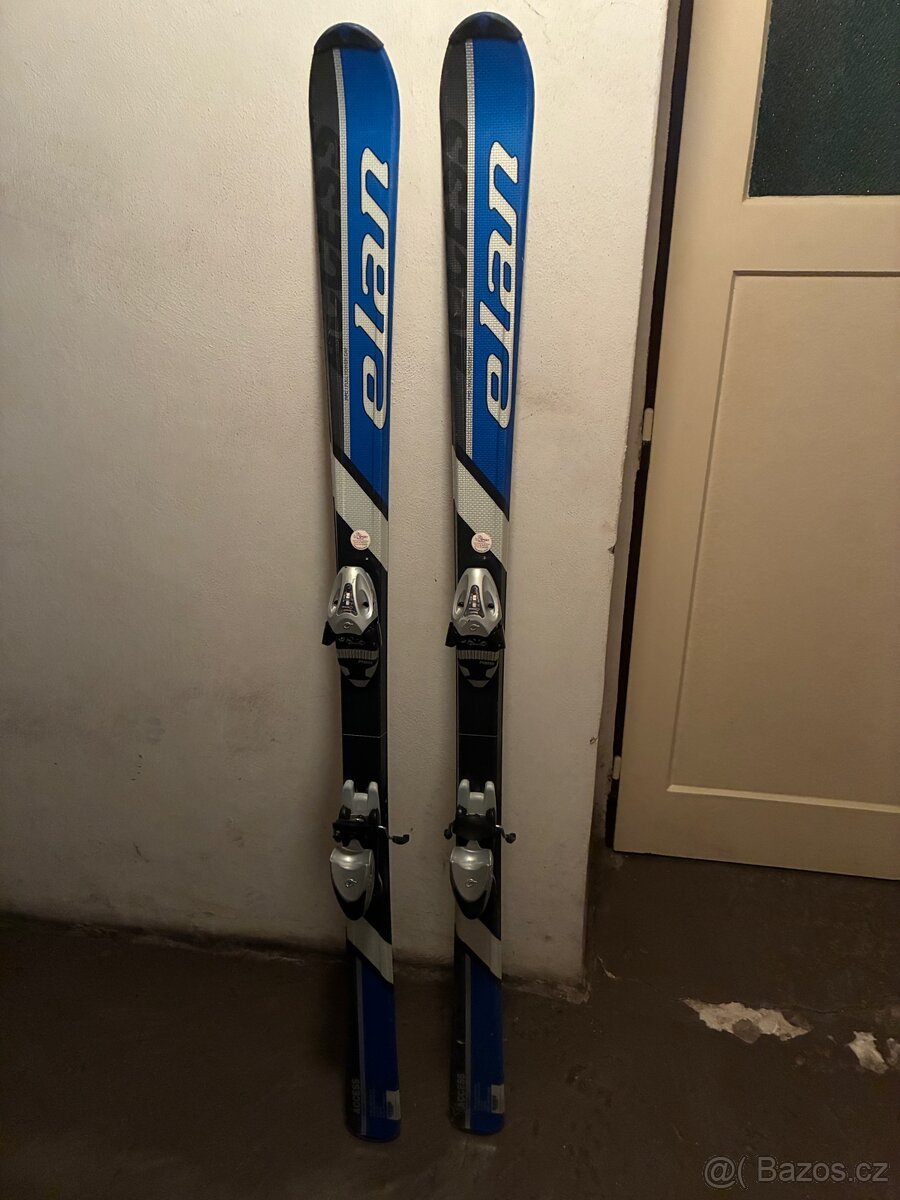 Sjezdové lyže Elan.