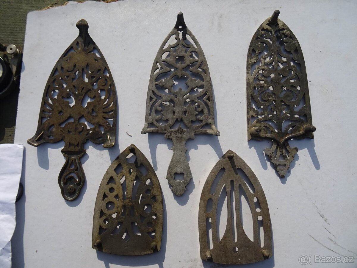 Staré podložky pod žehličky .