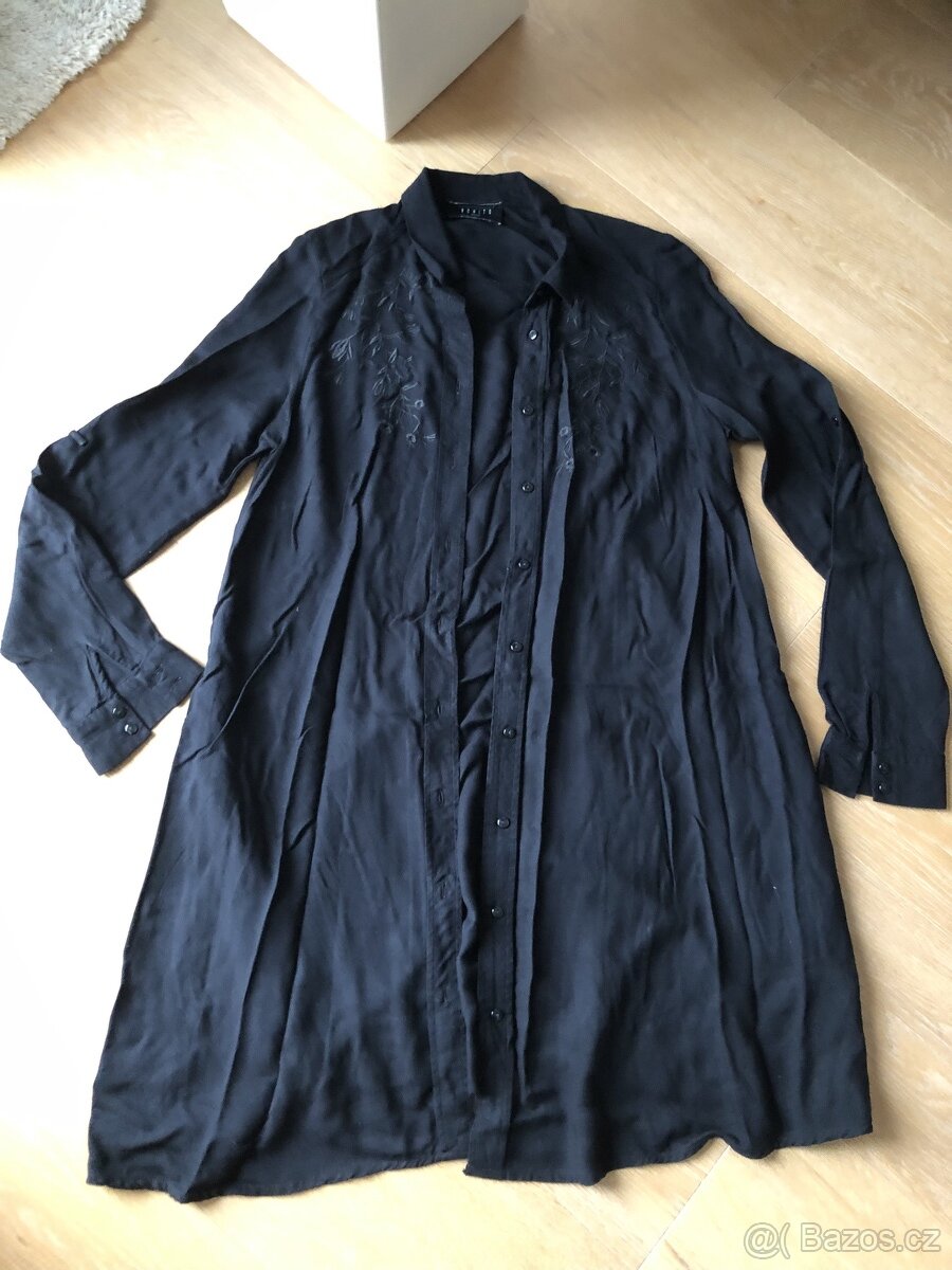 Černá dlouhá košile nebo krátké propínací šaty