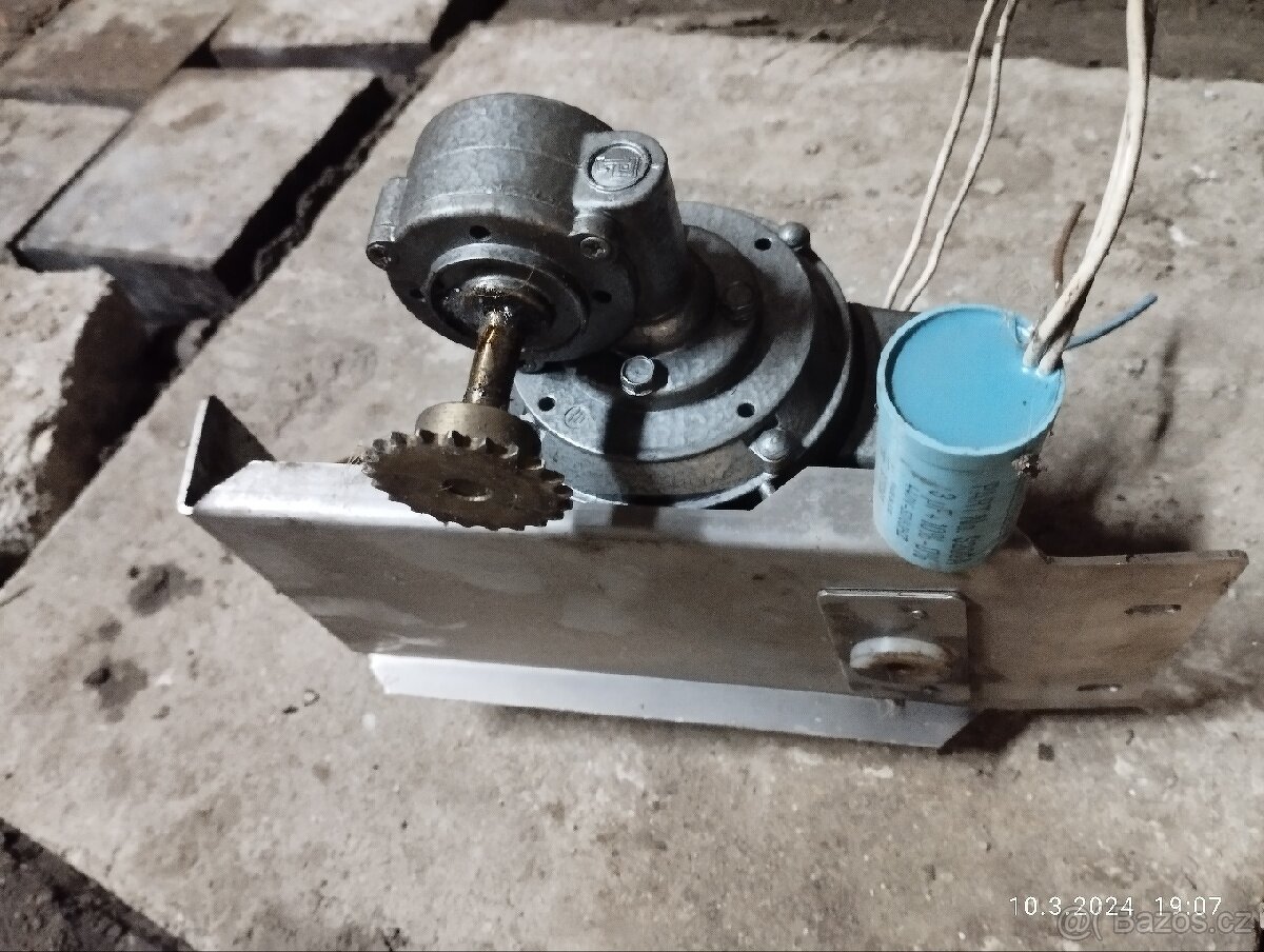 Motor s převodovkou pro grilování