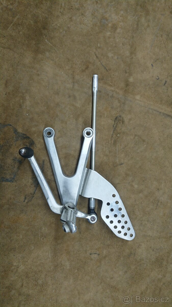 YZF R1 02-03 Levá stupačka