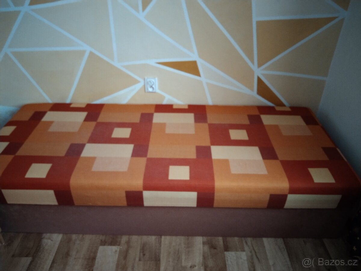 Postel s úložným prostorem