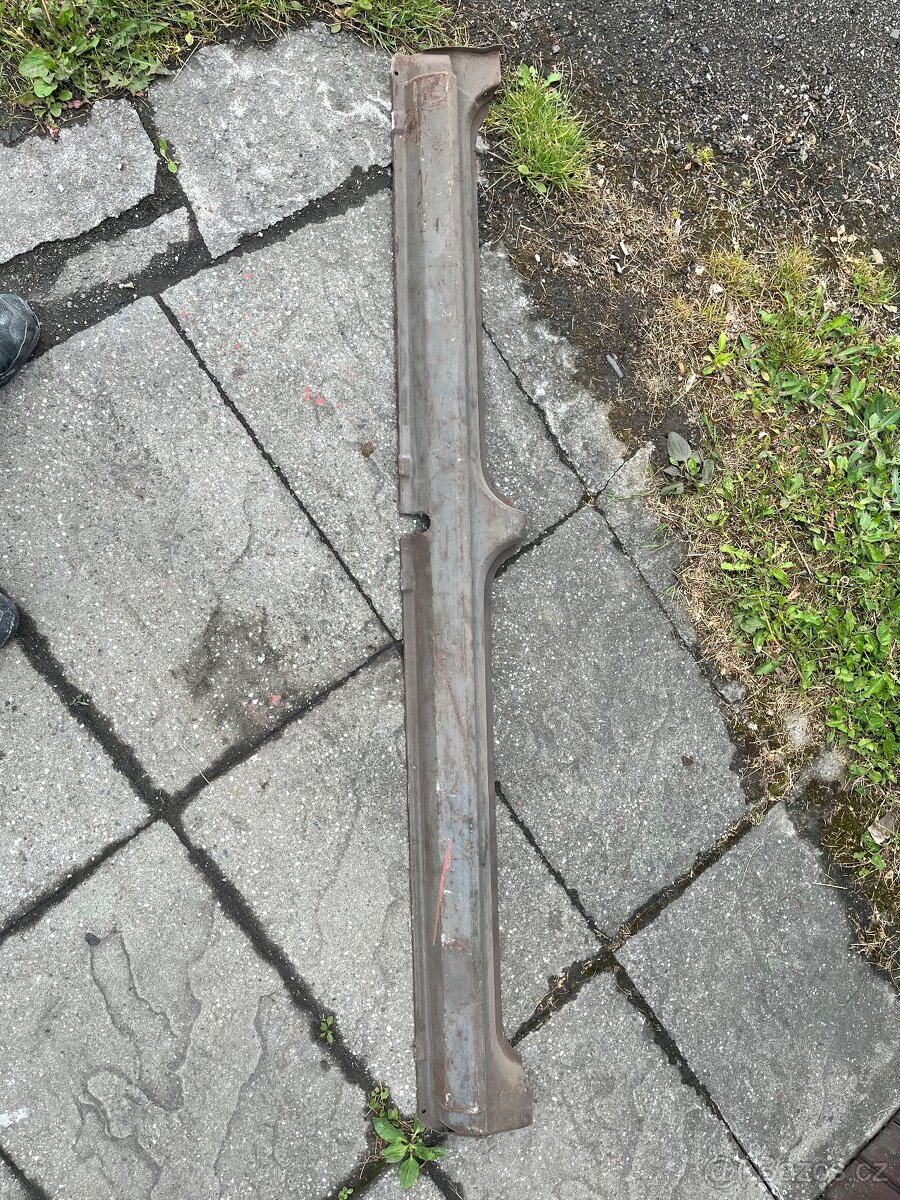 Pravý práh na Škoda 100