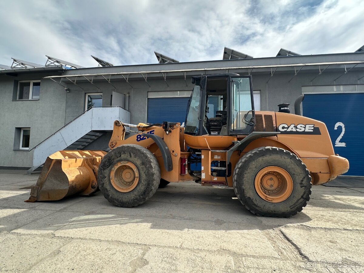 Kolový nakládač CASE 821E