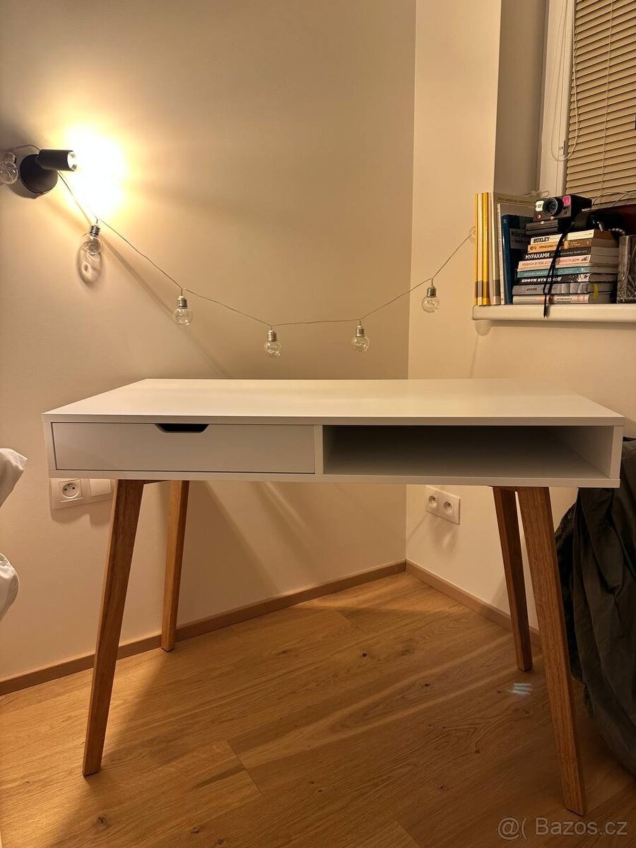 bílý stůl o rozměrech 100 × 50 cm