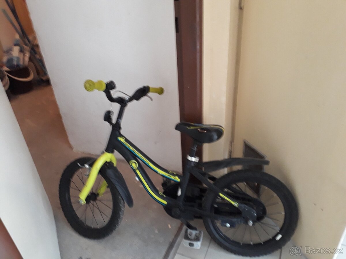 Dětská kola a odrážedlo