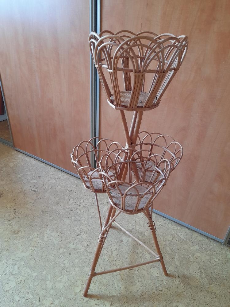 proutěný stojan na květiny