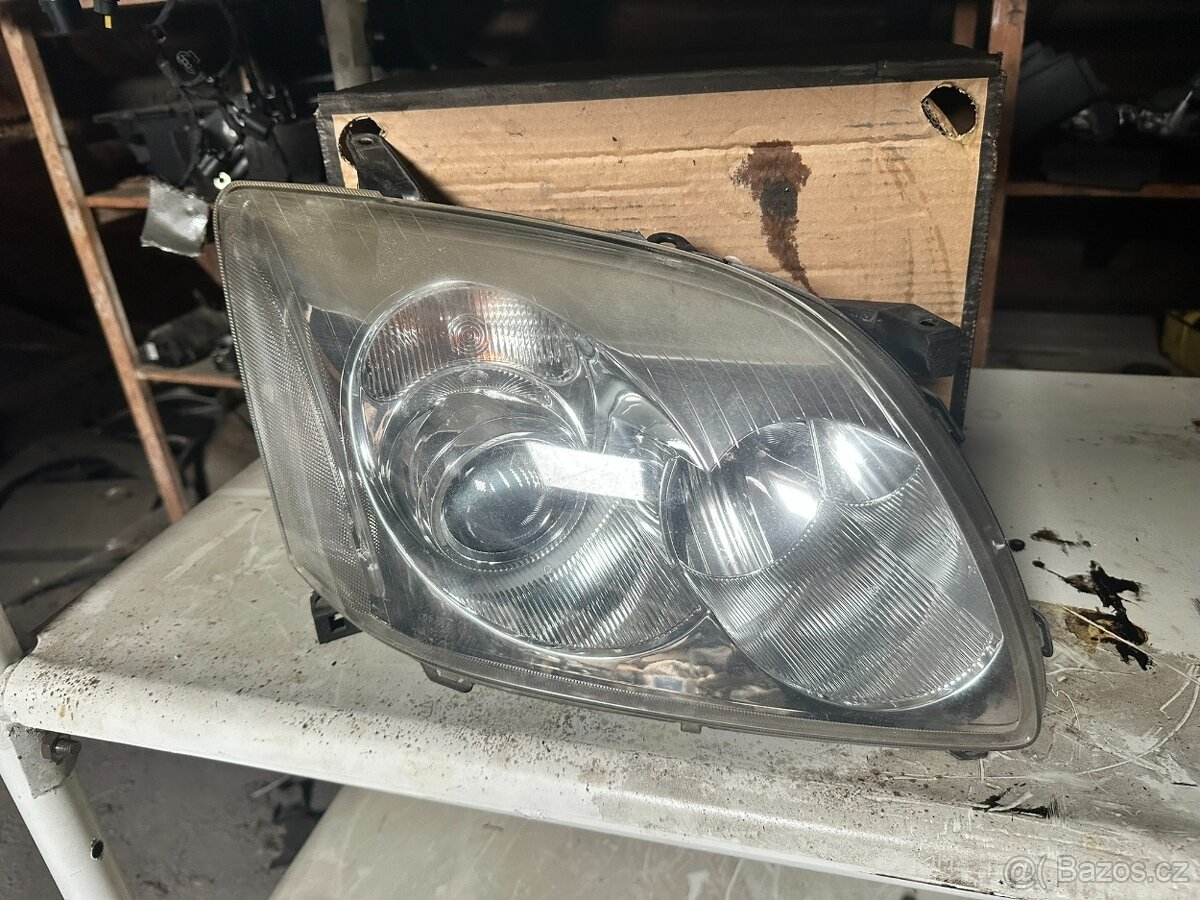 Toyota Avensis Náhradní díly - P Xenon komplet