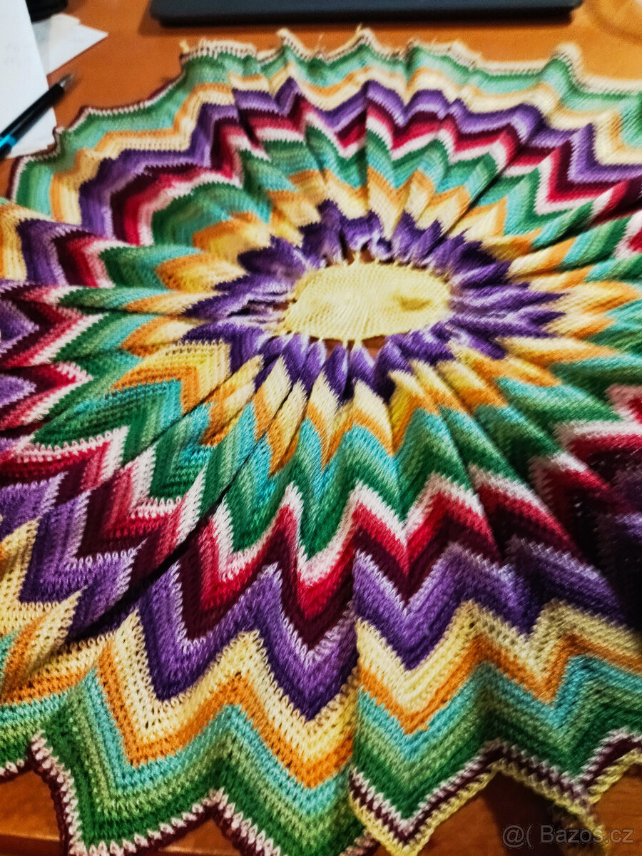 dečka ,pohovka, háčkovaný ubrus, dečky,přehoz na pohovku