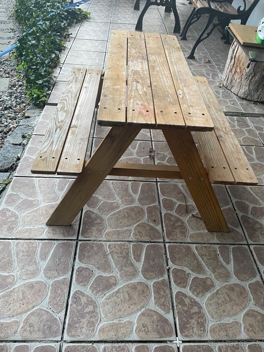 Dětský dřevěný piknik stolek