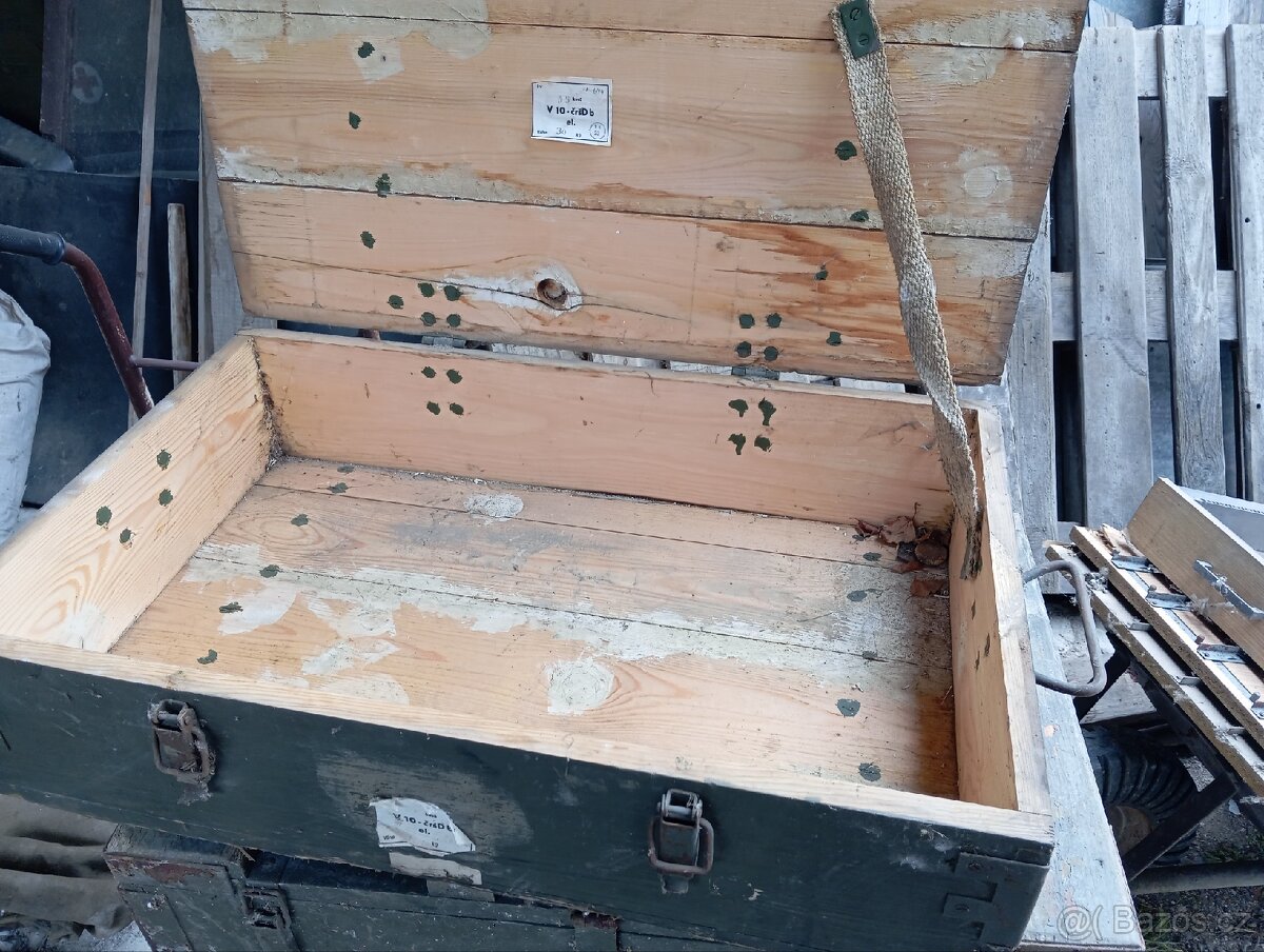 Vojenská dřevěná bedna.