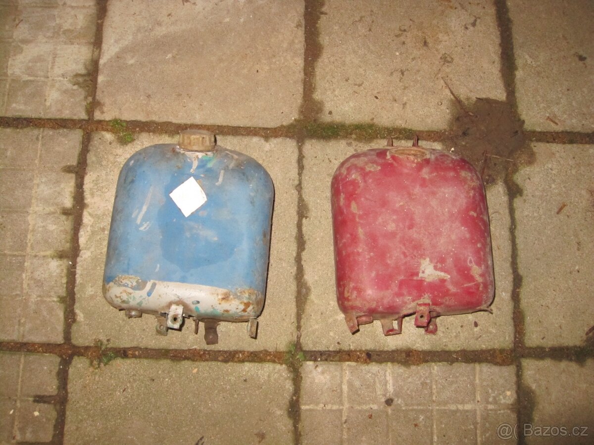 dvě nádrže na Jawa pařež 555;05