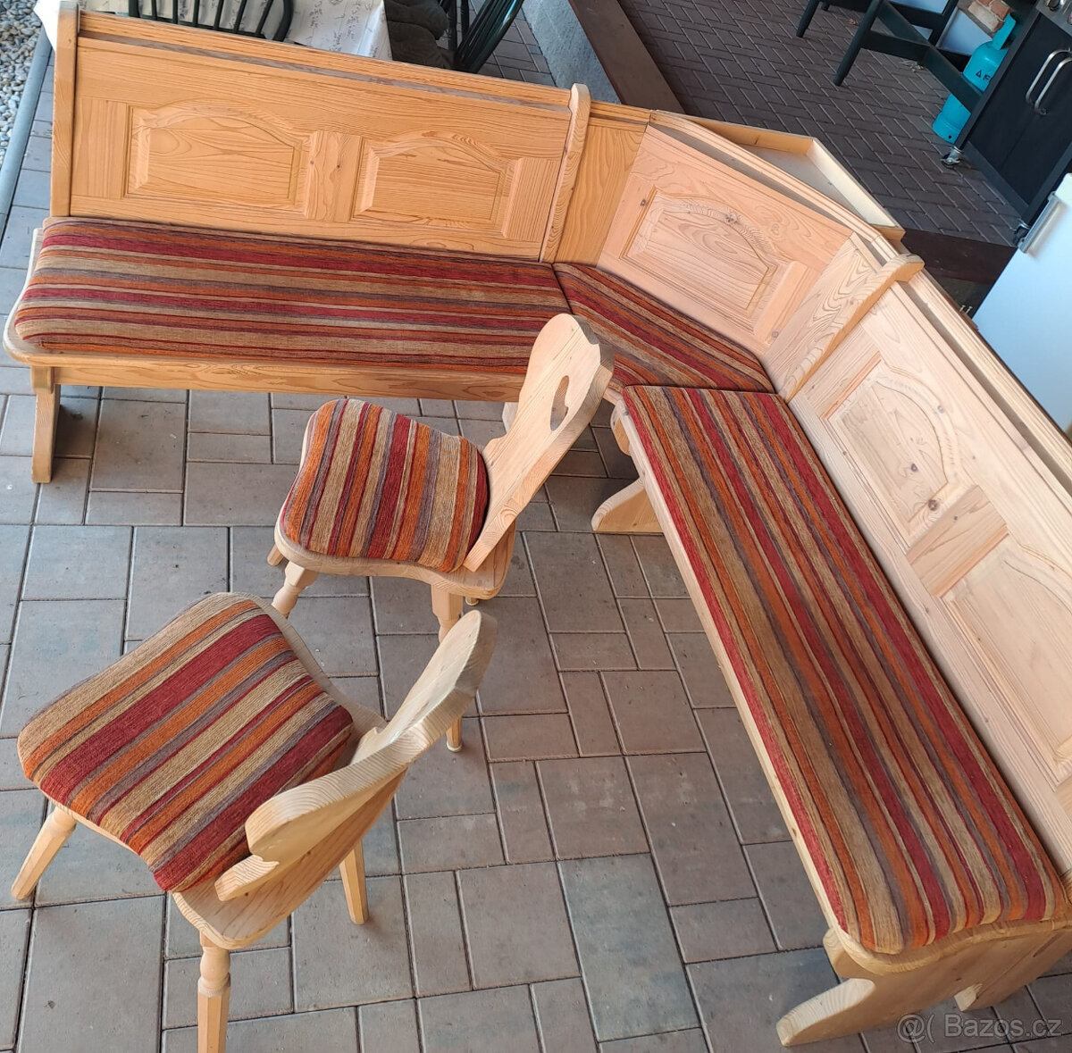 Dřevěná rohová lavice