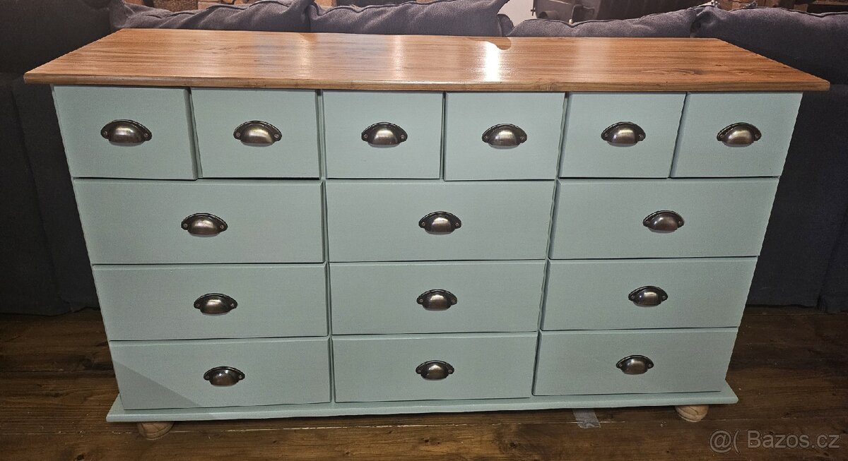 Dřevěná komoda ve venkovském stylu