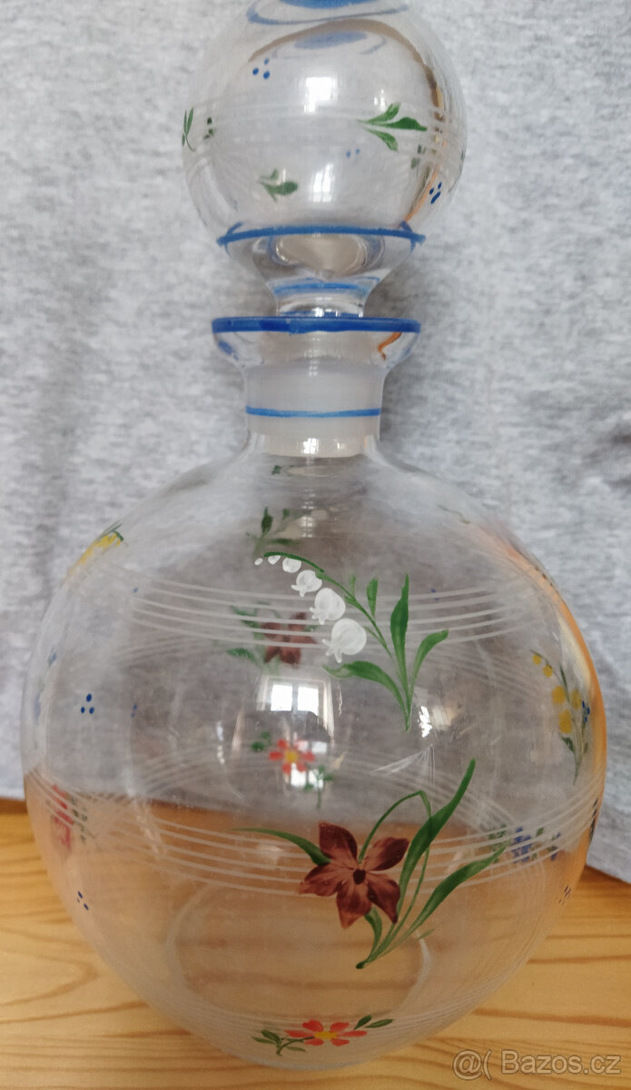 Skleněná stará karafa s květy