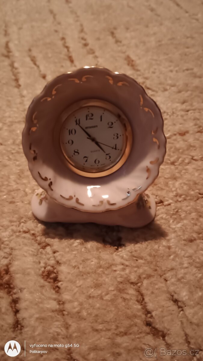 Stolní hodiny z růžového porcelánu Leander 1946