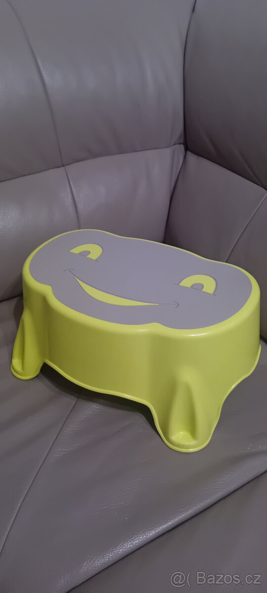 Stupátko, stupínek k umyvadlu