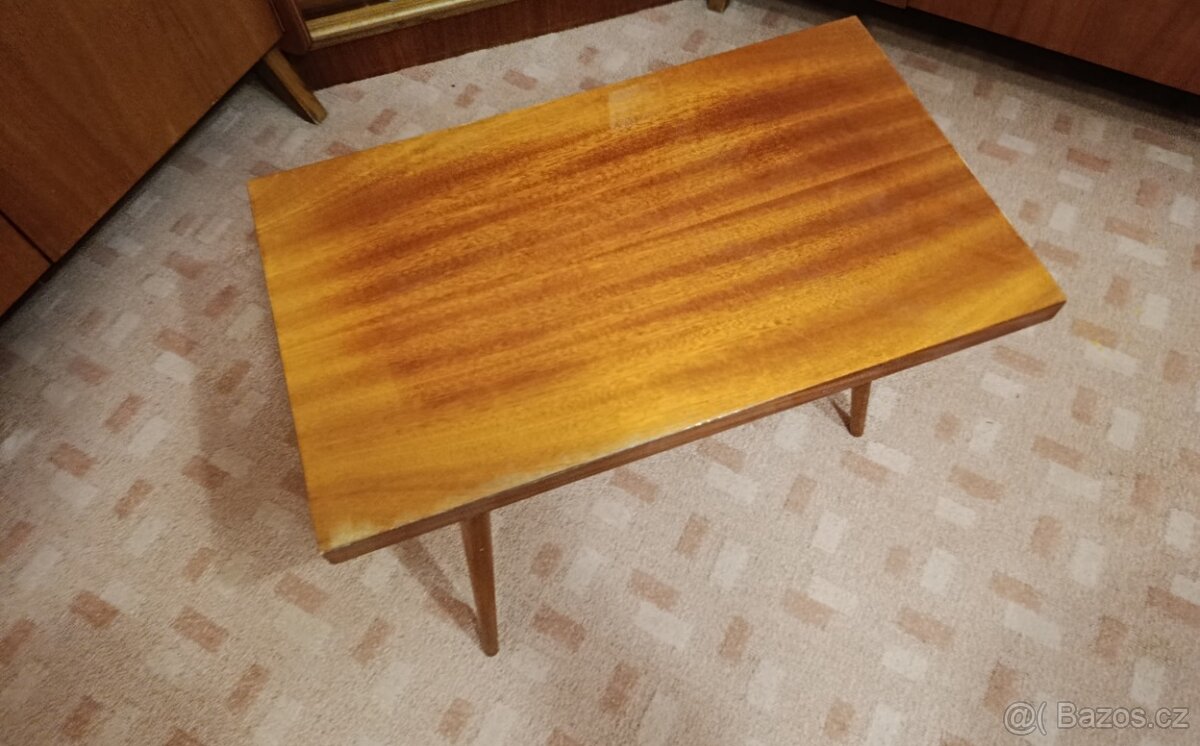 Konferenční retro stolek