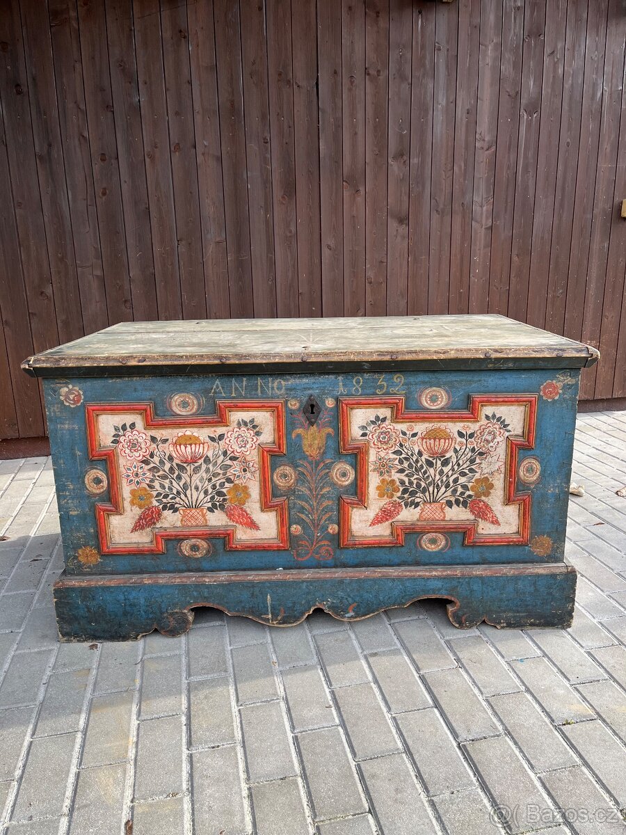Dřevěná malovaná truhla