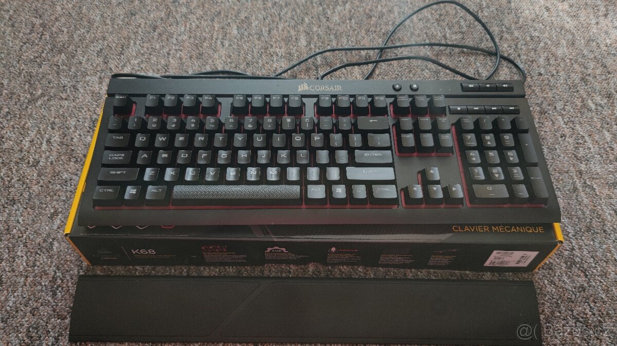 Mechanická klávesnice Corsair K68