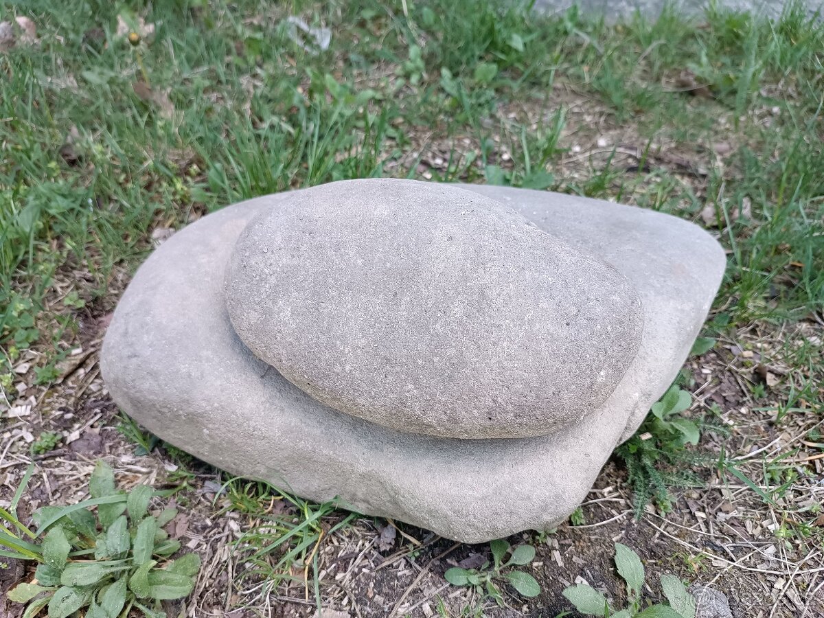 Prodám dekoraci kámen Dinosauři vejce