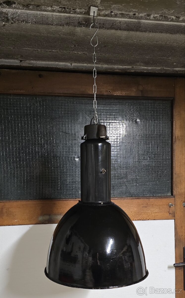 Industriální smaltovana lampa
