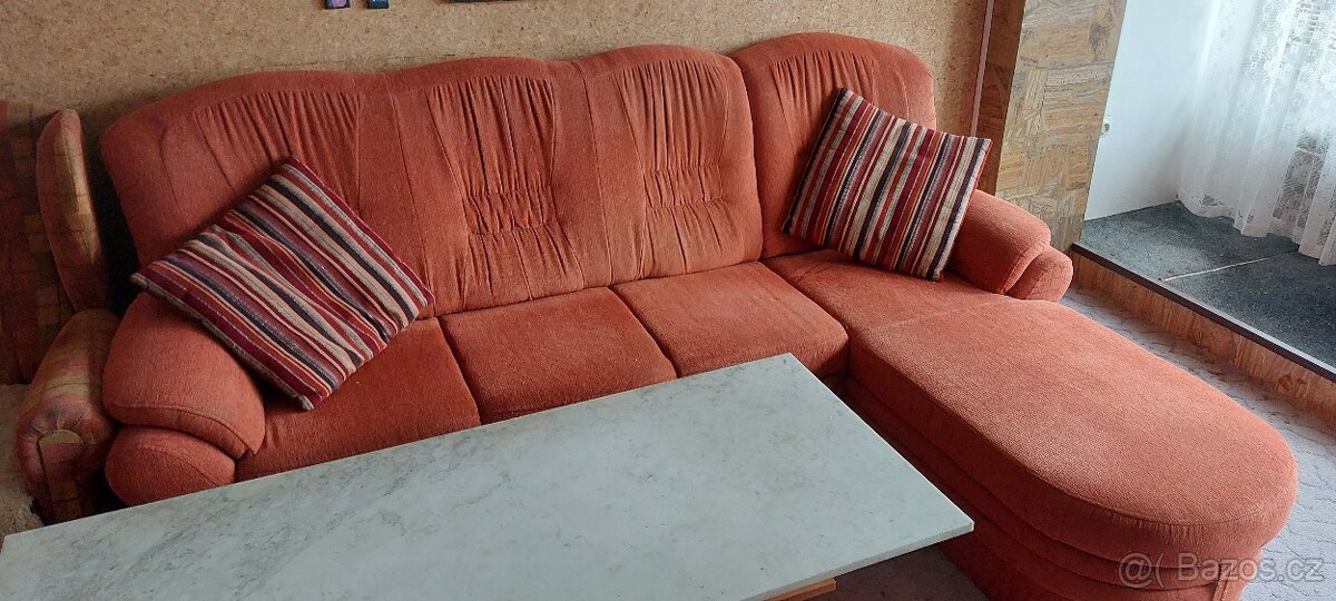 Staré skříně +skříňka se zrcadlem a 2 ks nočních stolků