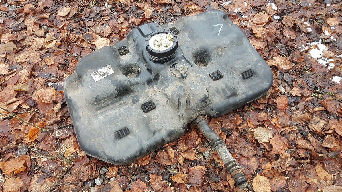 Honda Civic 8g nádrž