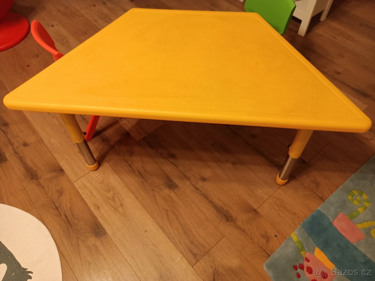 Dětský stůl a židličky
