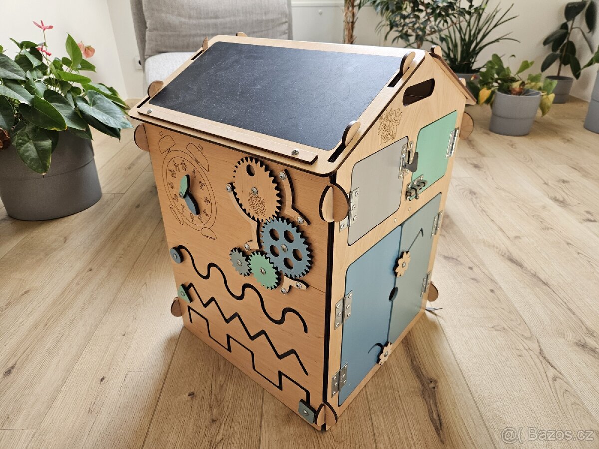 Activity board BusyKids domeček pro kluky