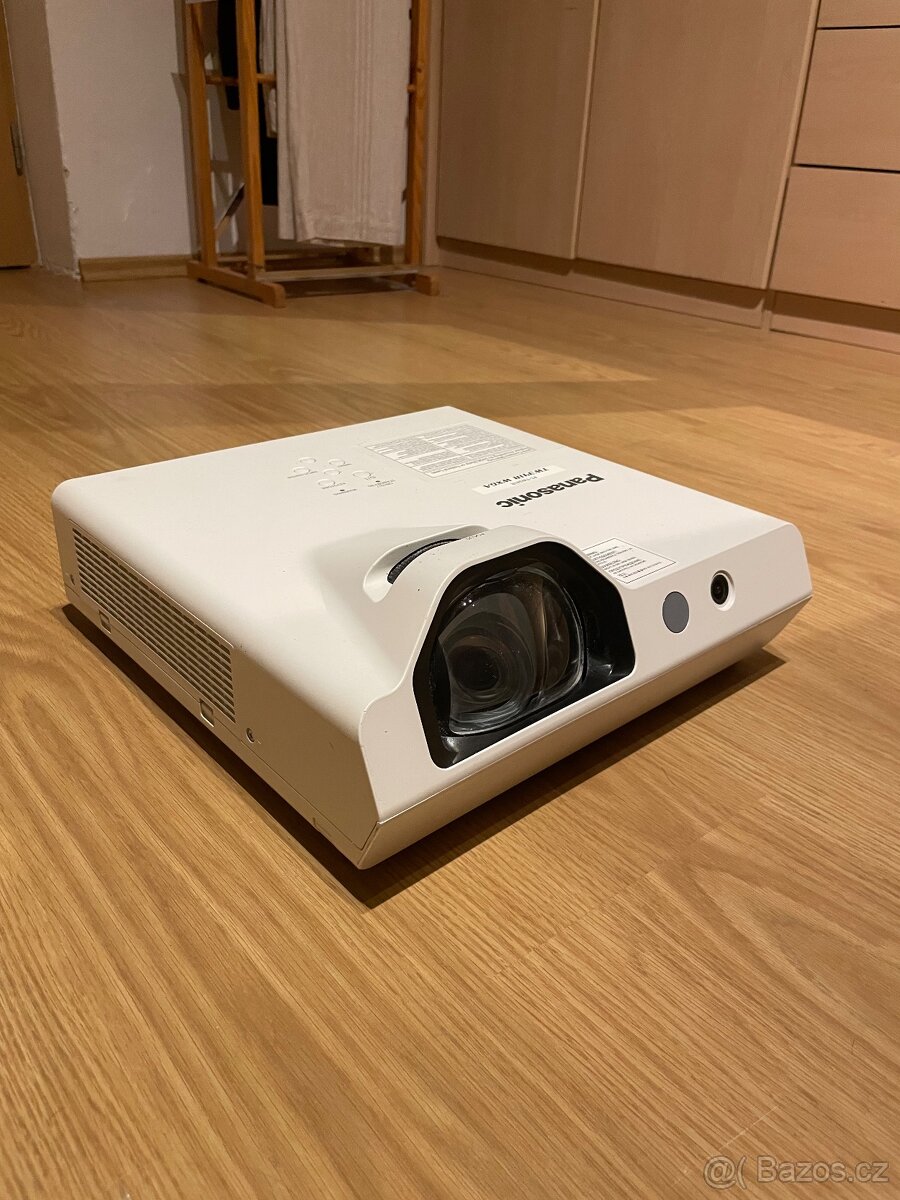Nefunkční projektor panasonic PT-TW341RWXGA-na díly/opravu