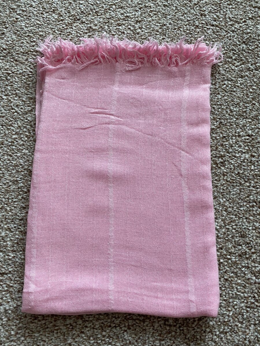 Nový šátek Avon - světle růžový, decentní vzor