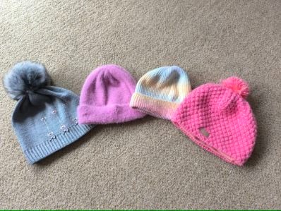 Dívčí zimní čepice, vel. do 8 let (4 kusy)