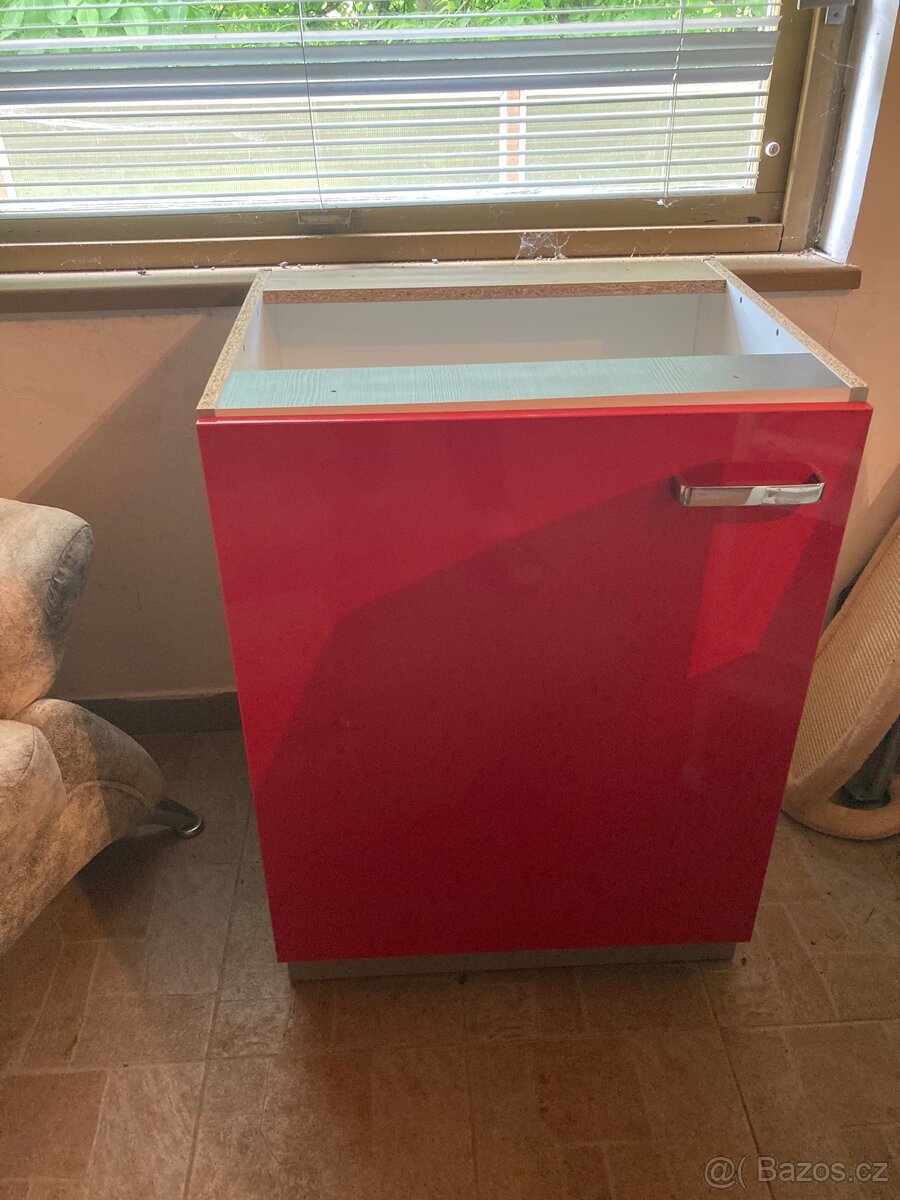 Zdarma díly kuchyně, psací stůl , atd.