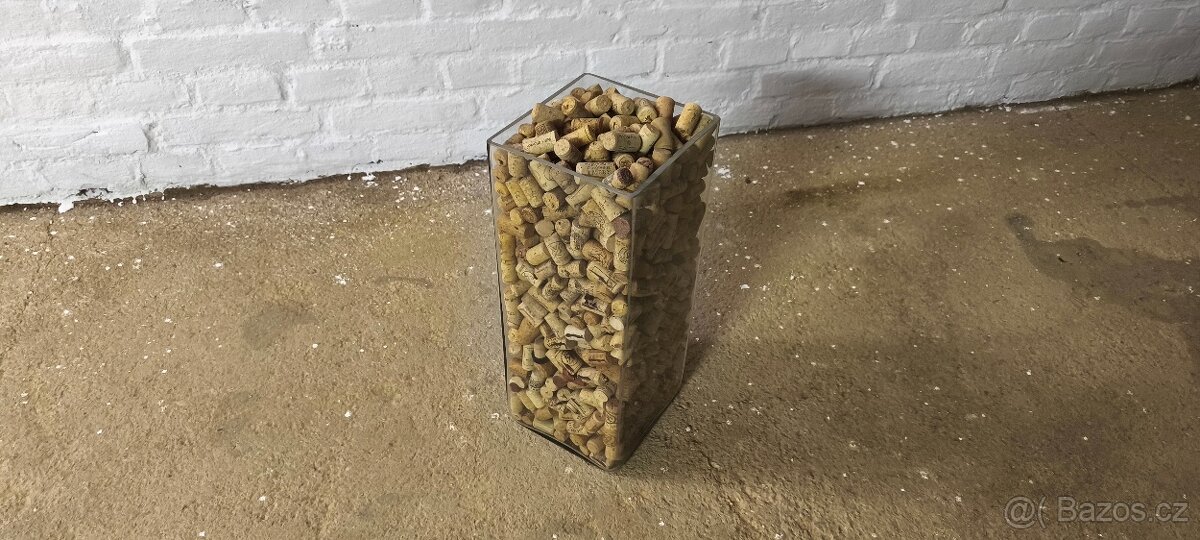 Váza s korkovými špunty