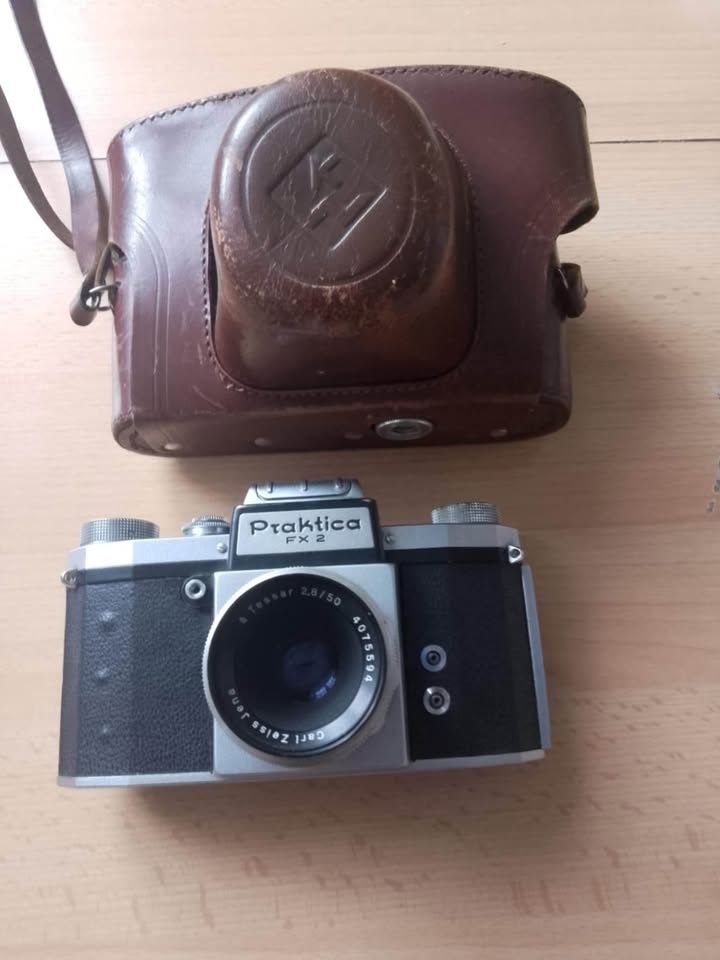 Historický fotoaparát praktica fx2