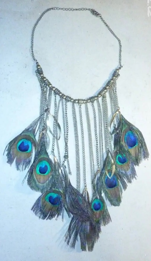 Starožitný náhrdelník s pavími pery