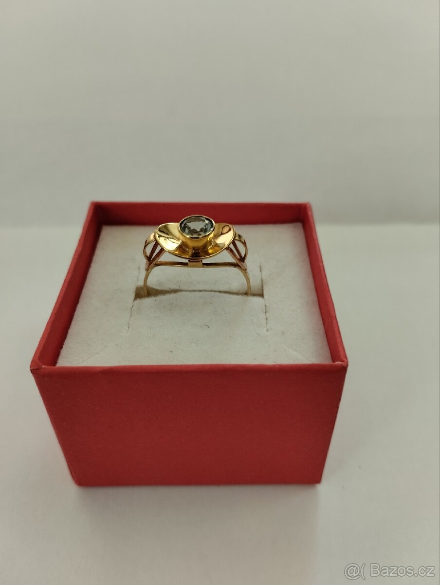 Zlatý prsten se světle modrým kamenem