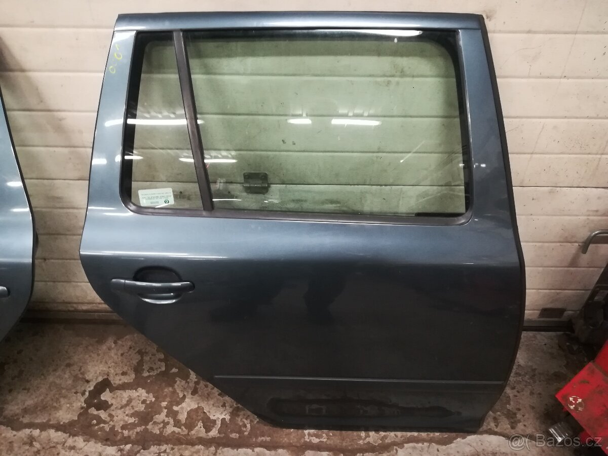 Škoda Octavia 2 pravé zadní dveře combi šedá 9901 grafitová