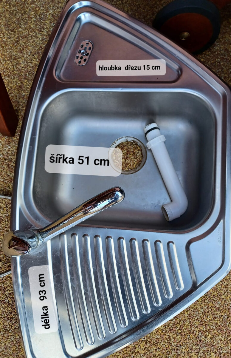 rohový nerezový dřez