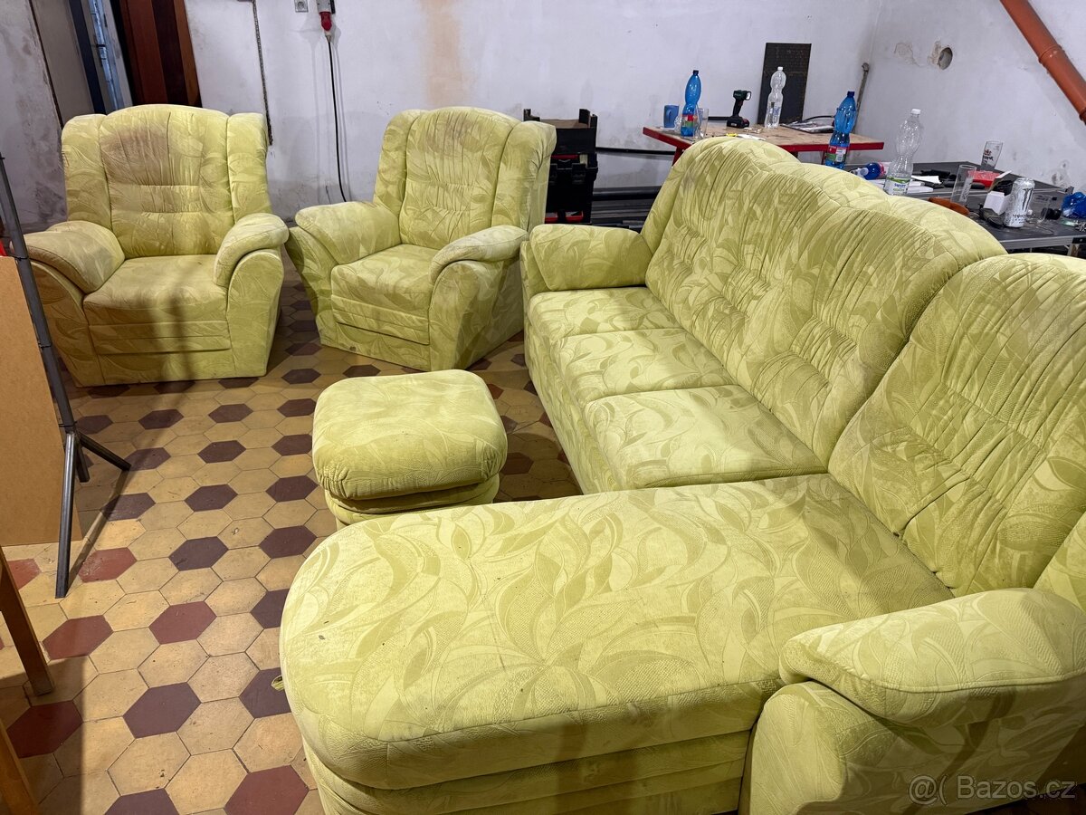 Rozkládací gauč + 2 křesla a bobek