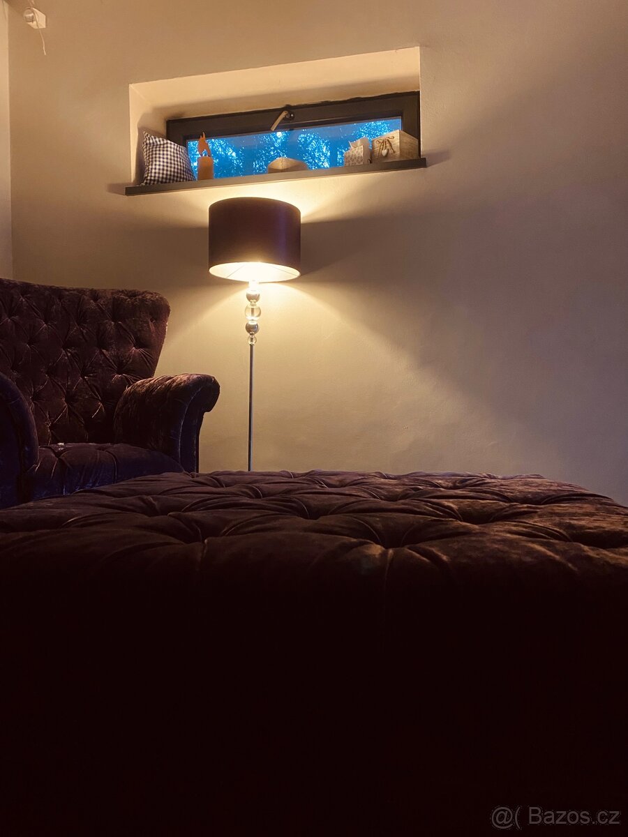 Křeslo ušák s taburetem