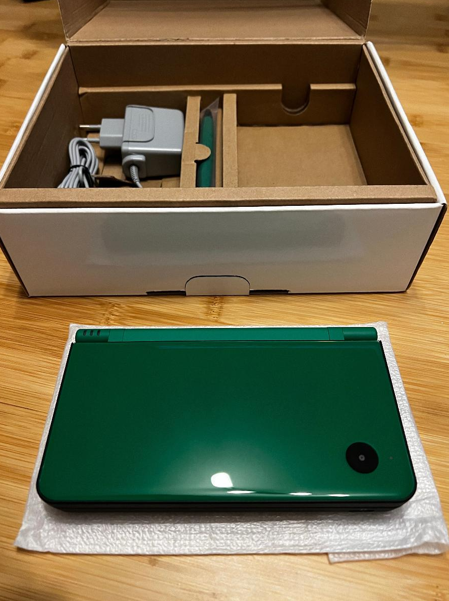 Nintendo DSi XL - nehrané, s kompletním balením + R4 karta