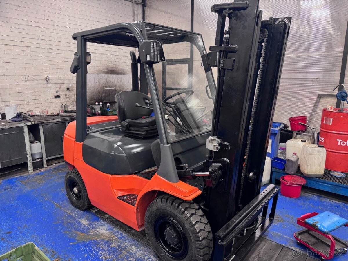 Vysokozdvižný vozík diesel TOYOTA 2,5t po GO REPASI