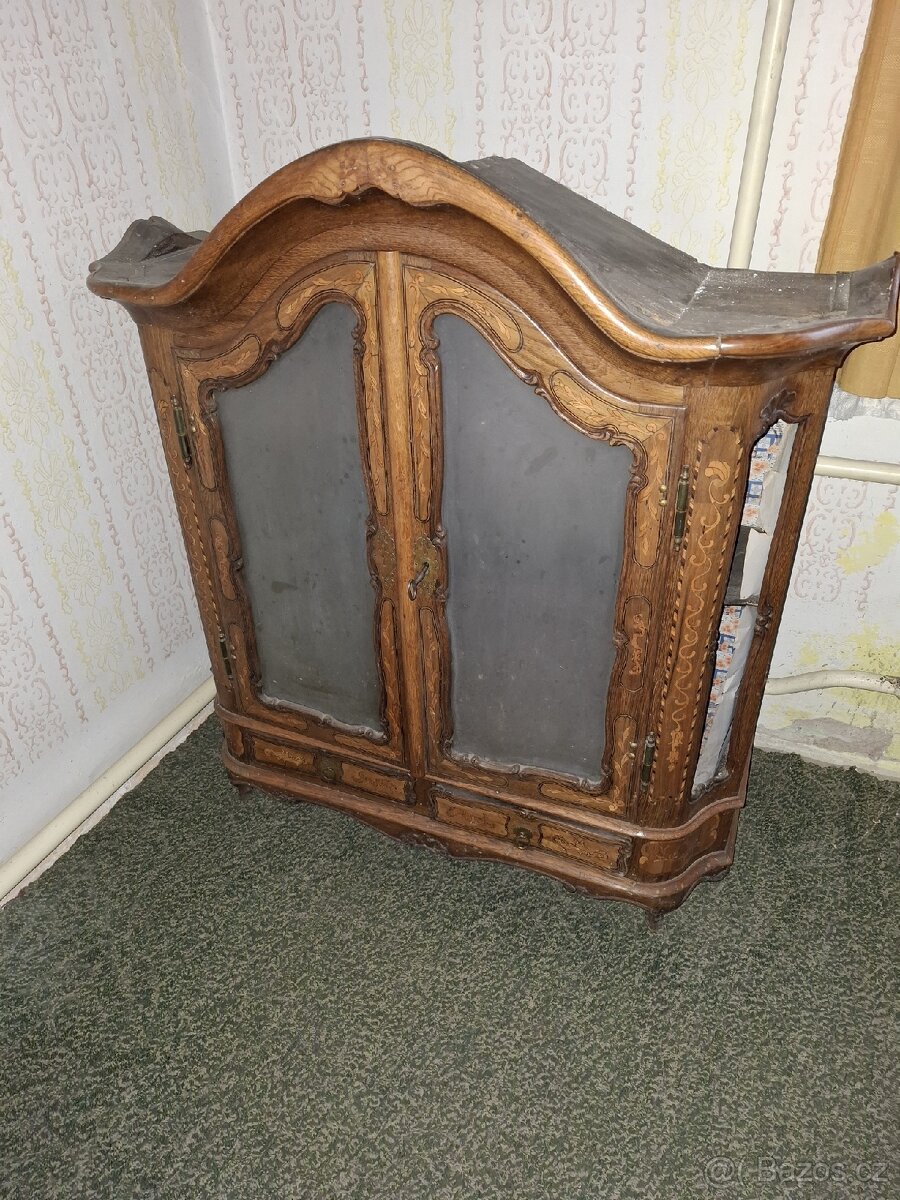 Starožitná skříň, komoda