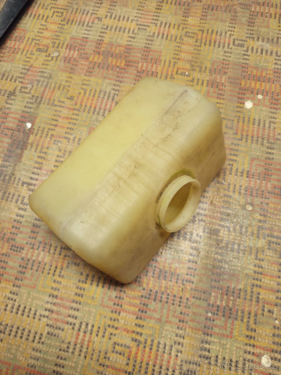 Nádobka ostřikovačů škoda 105,120,125,130